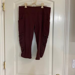 EUC Lululemon run Crops burgundy color size L